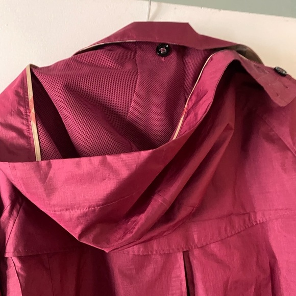 Women’s Burberry Coat with hood and certificate of Authenticity - Picture 2 of 12